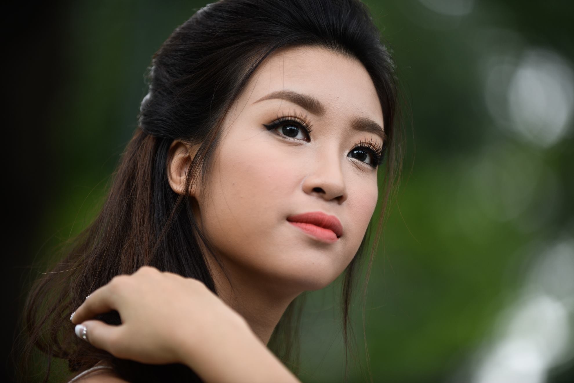 Hoa hau Do My Linh: 'Khong chap nhan hop dong tinh ai' hinh anh