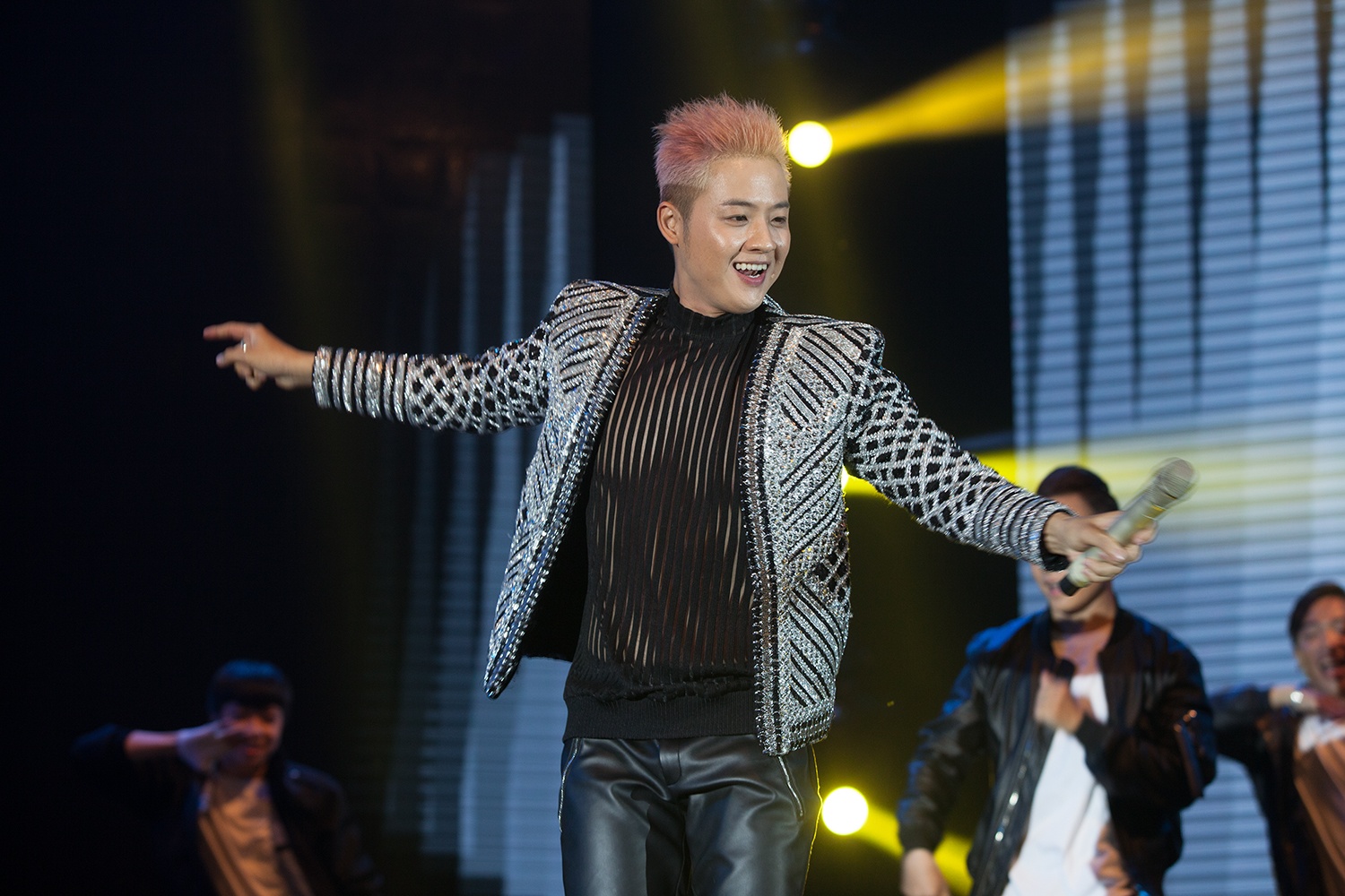 Dong Nhi,  Van Mai Huong anh 9