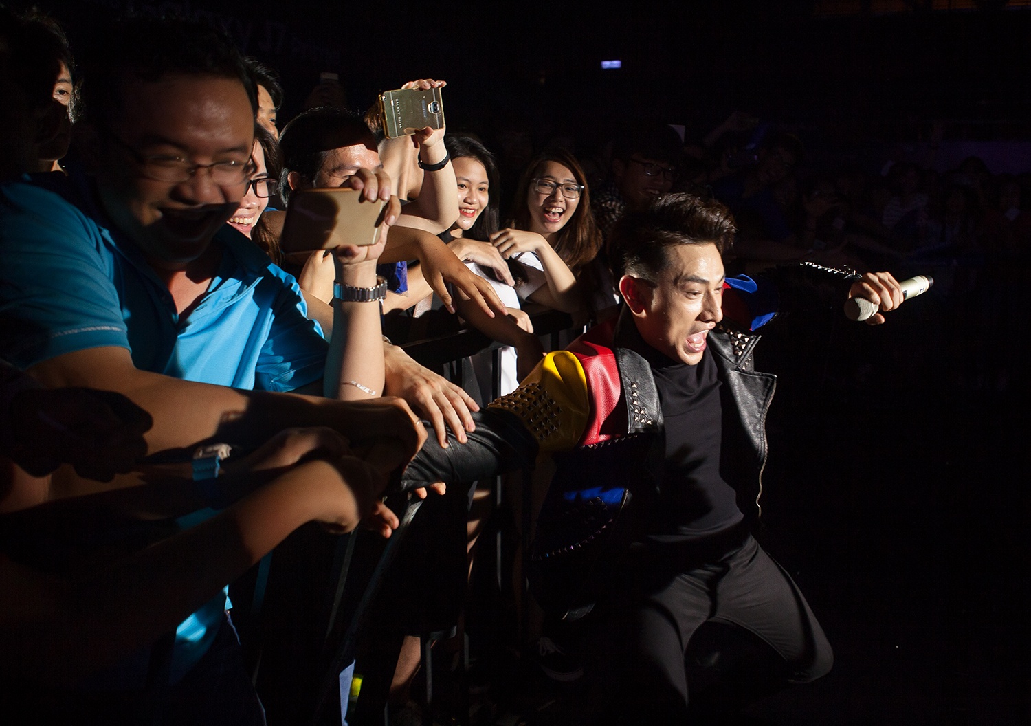 Dong Nhi,  Van Mai Huong anh 3