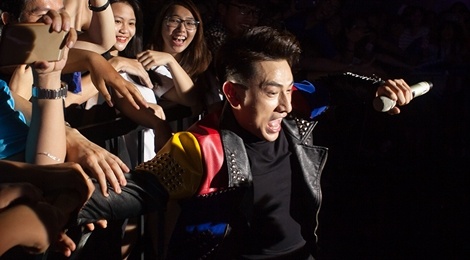 Isaac hoang hot khi bi nguoi ham mo loi keo hinh anh