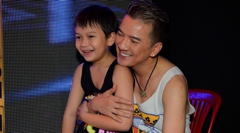 Con trai nuoi den tham Mr. Dam khi tong duyet live show hinh anh
