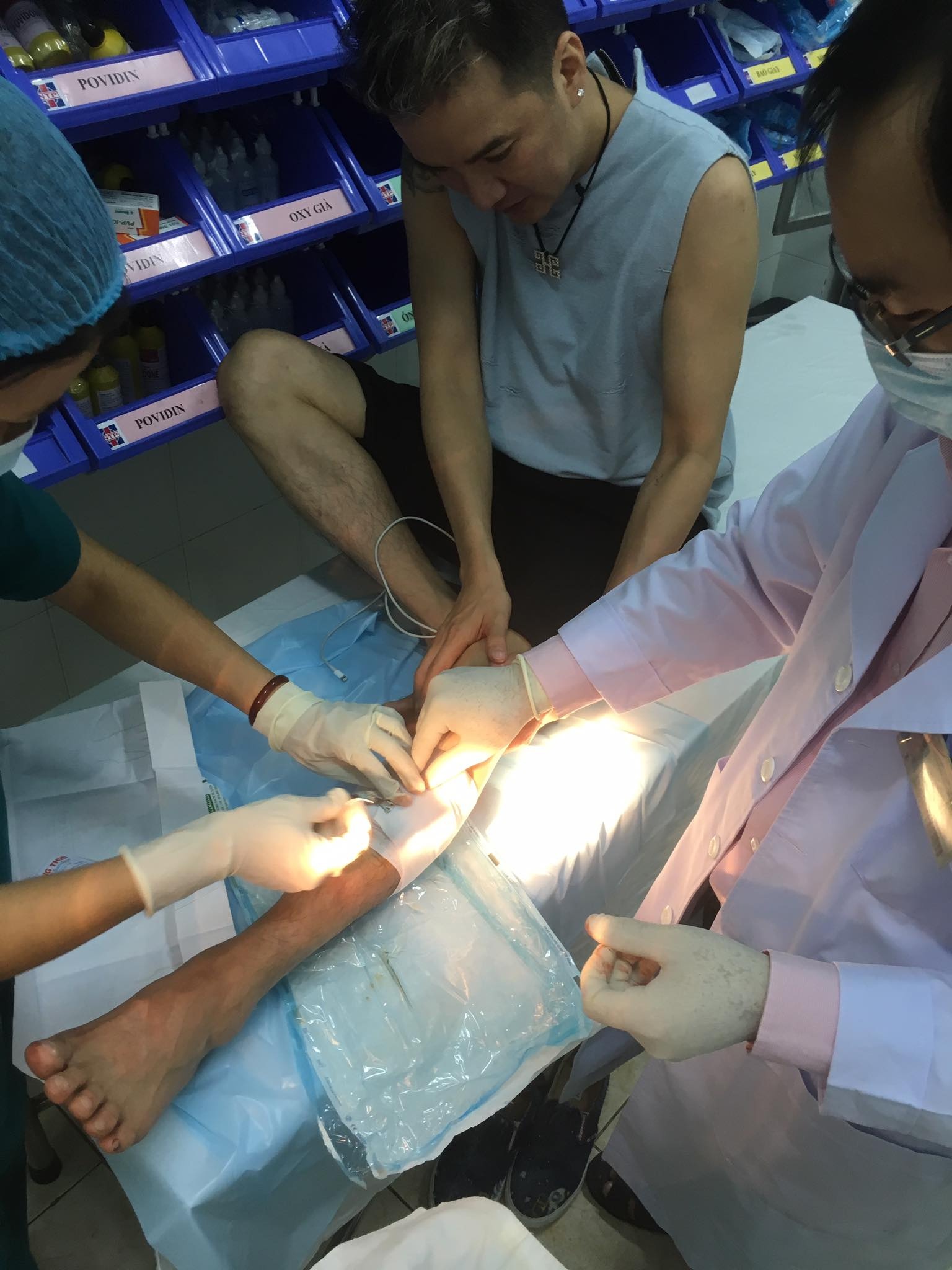 Đàm Vĩnh Hưng bị té ngả trước đềm live show ảnh 1 Dam Vinh Hung bi te nga truoc dem live show anh 1