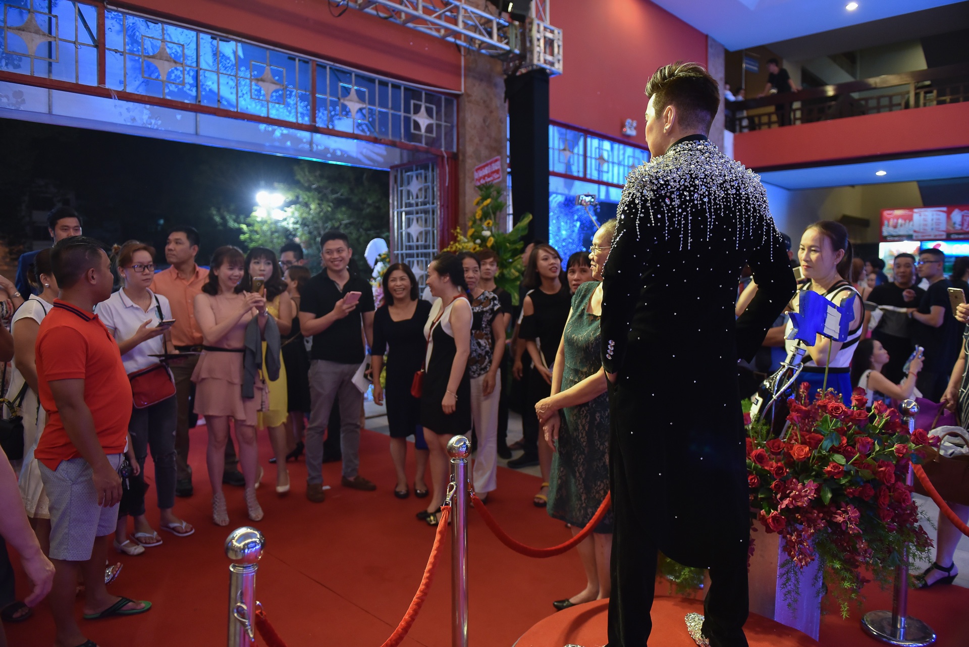 Những điều khác người của live show Đàm Vĩnh Hưng ảnh 4 Nhung dieu khac nguoi cua live show Dam Vinh Hung anh 4