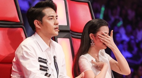 Dong Nhi om mat khoc nuc no khi loai hoc tro cung hinh anh