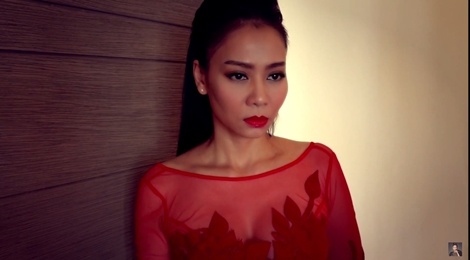 Thu Minh bieu cam hai sac thai doi lap trong MV moi hinh anh