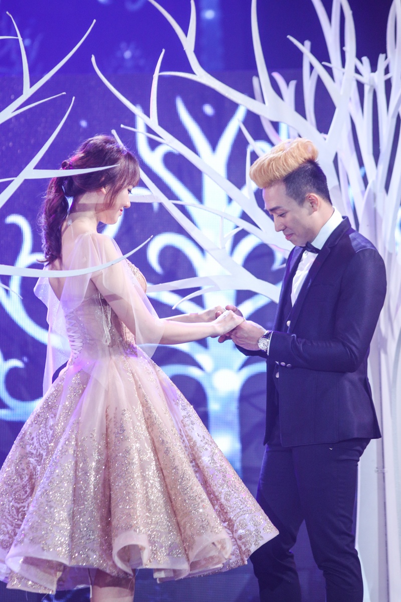 Tran Thanh om ap Hari Won tren san khau anh 2