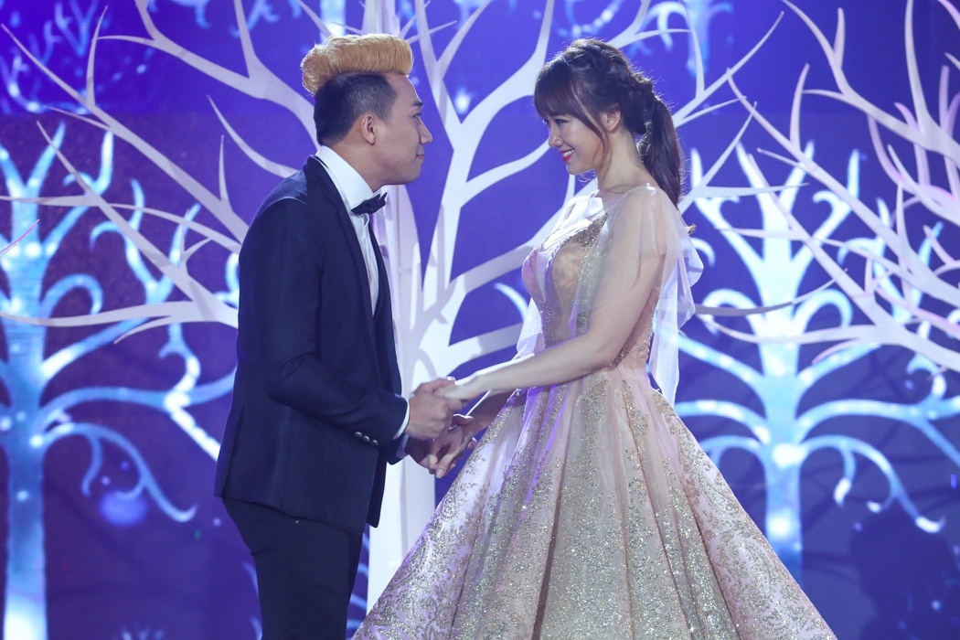 Tran Thanh om ap Hari Won tren san khau anh 1