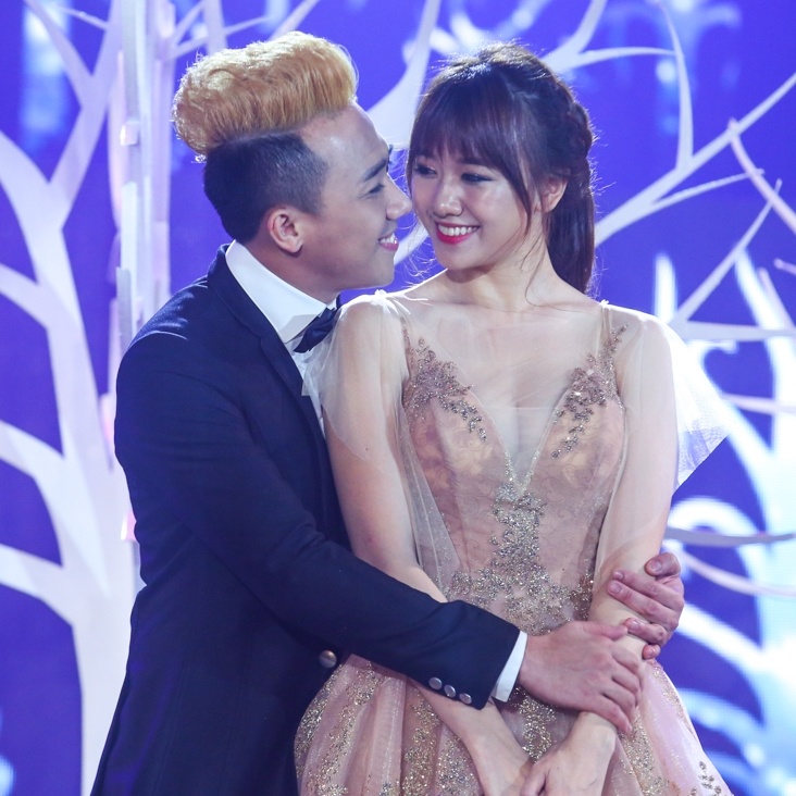 Tran Thanh om ap Hari Won tren san khau anh 3