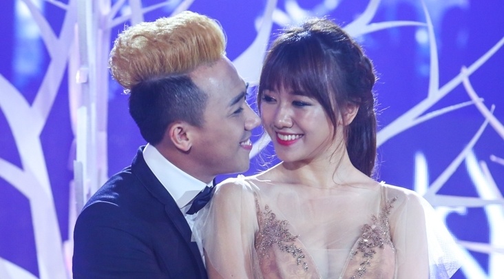 Tran Thanh om ap Hari Won tren san khau hinh anh