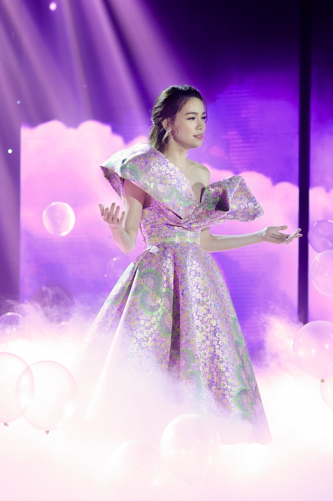 Tran Thanh om ap Hari Won tren san khau anh 5