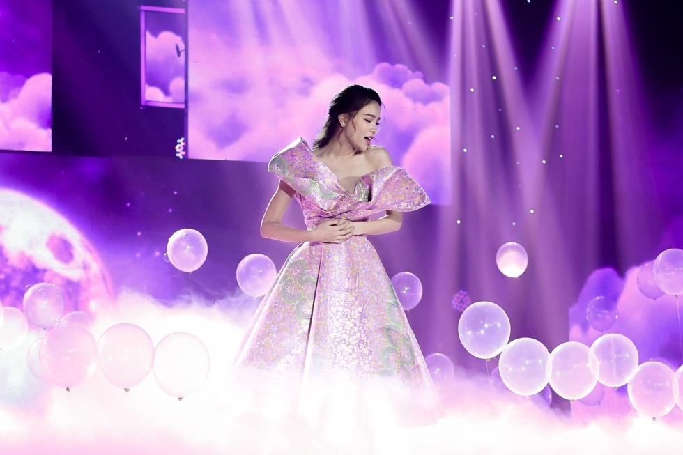 Tran Thanh om ap Hari Won tren san khau anh 4