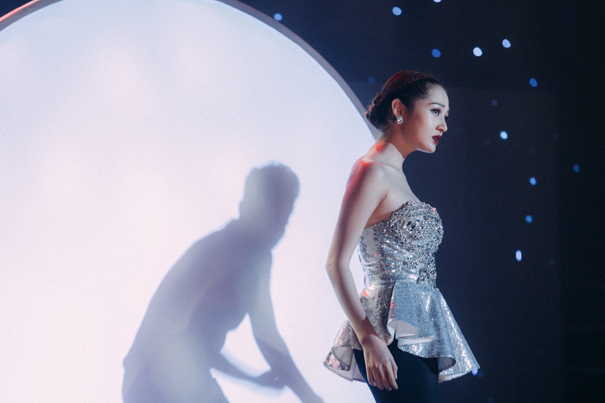 Tran Thanh om ap Hari Won tren san khau anh 8