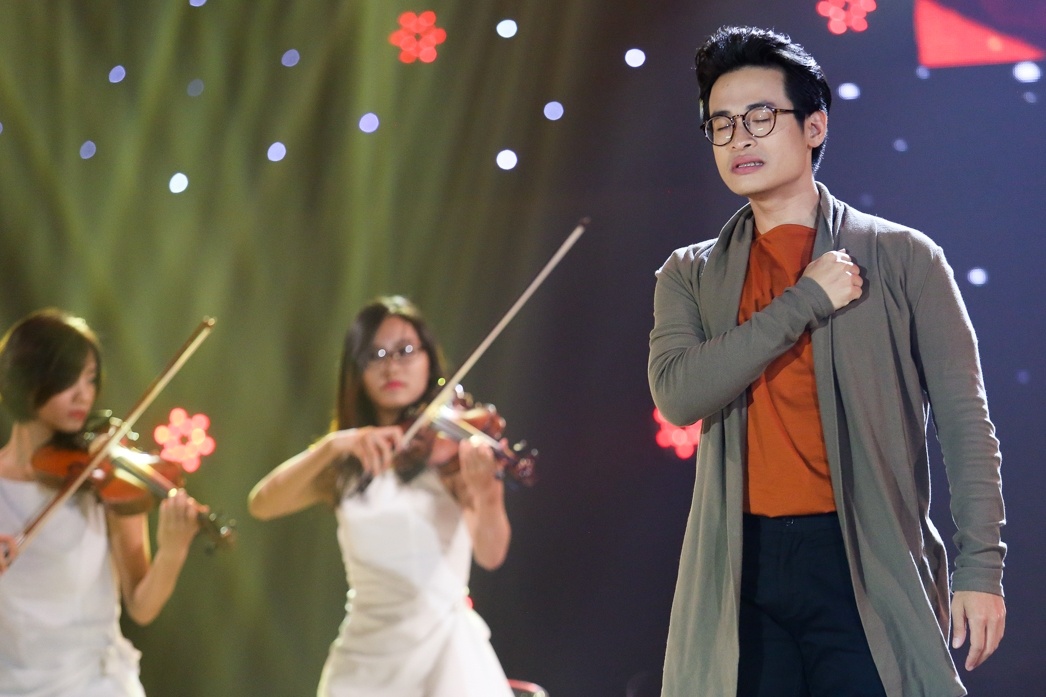 Tran Thanh om ap Hari Won tren san khau anh 9