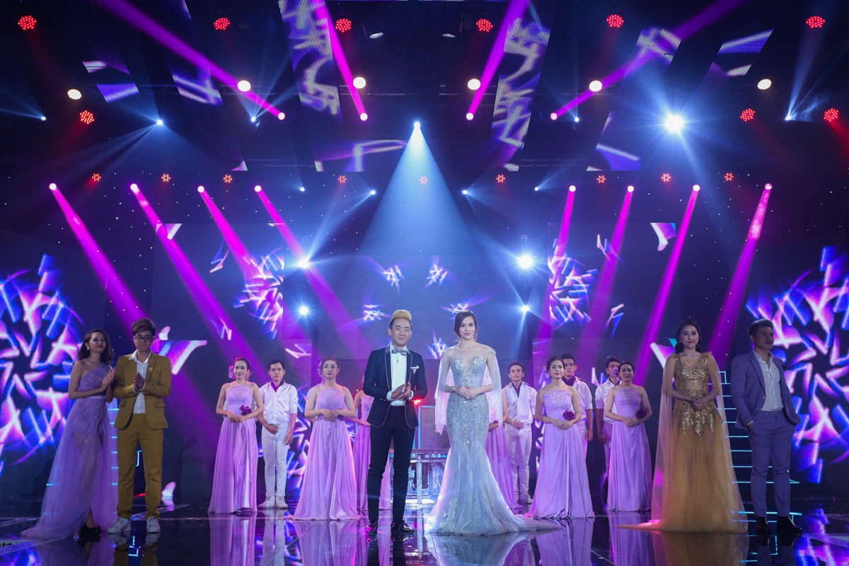 Tran Thanh om ap Hari Won tren san khau anh 11