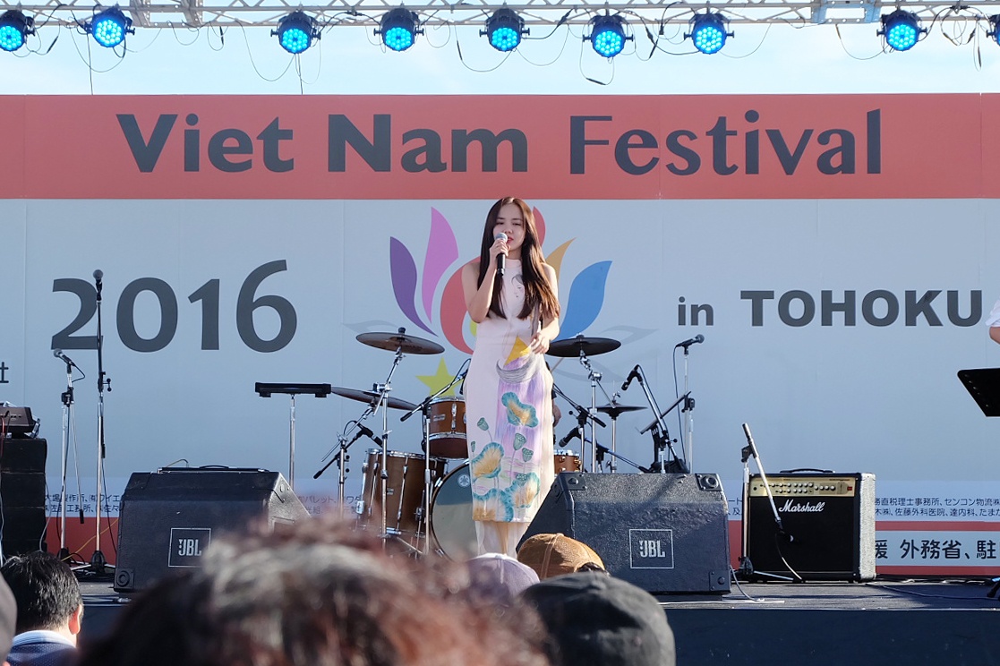 Phuong Ly hat Xe dap bang hai thu tieng Viet - Nhat hinh anh