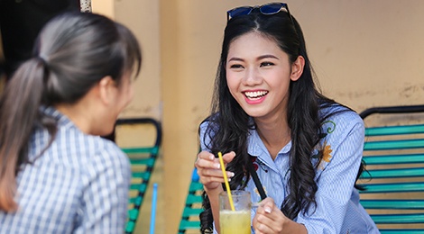 A hau Thanh Tu uong nuoc mia tren via he Sai Gon hinh anh