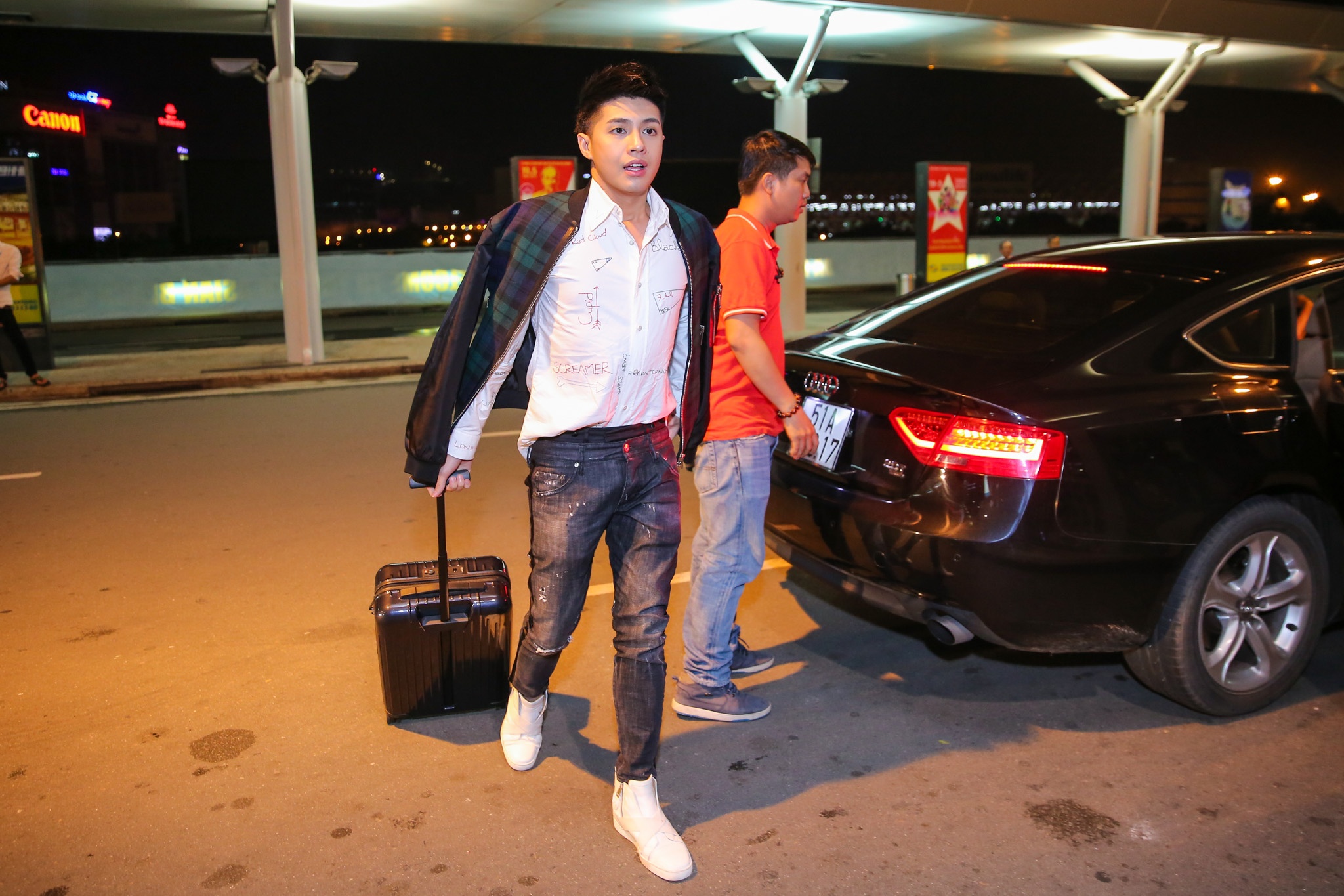 Noo Phuoc Thinh bi bao vay o san bay anh 1