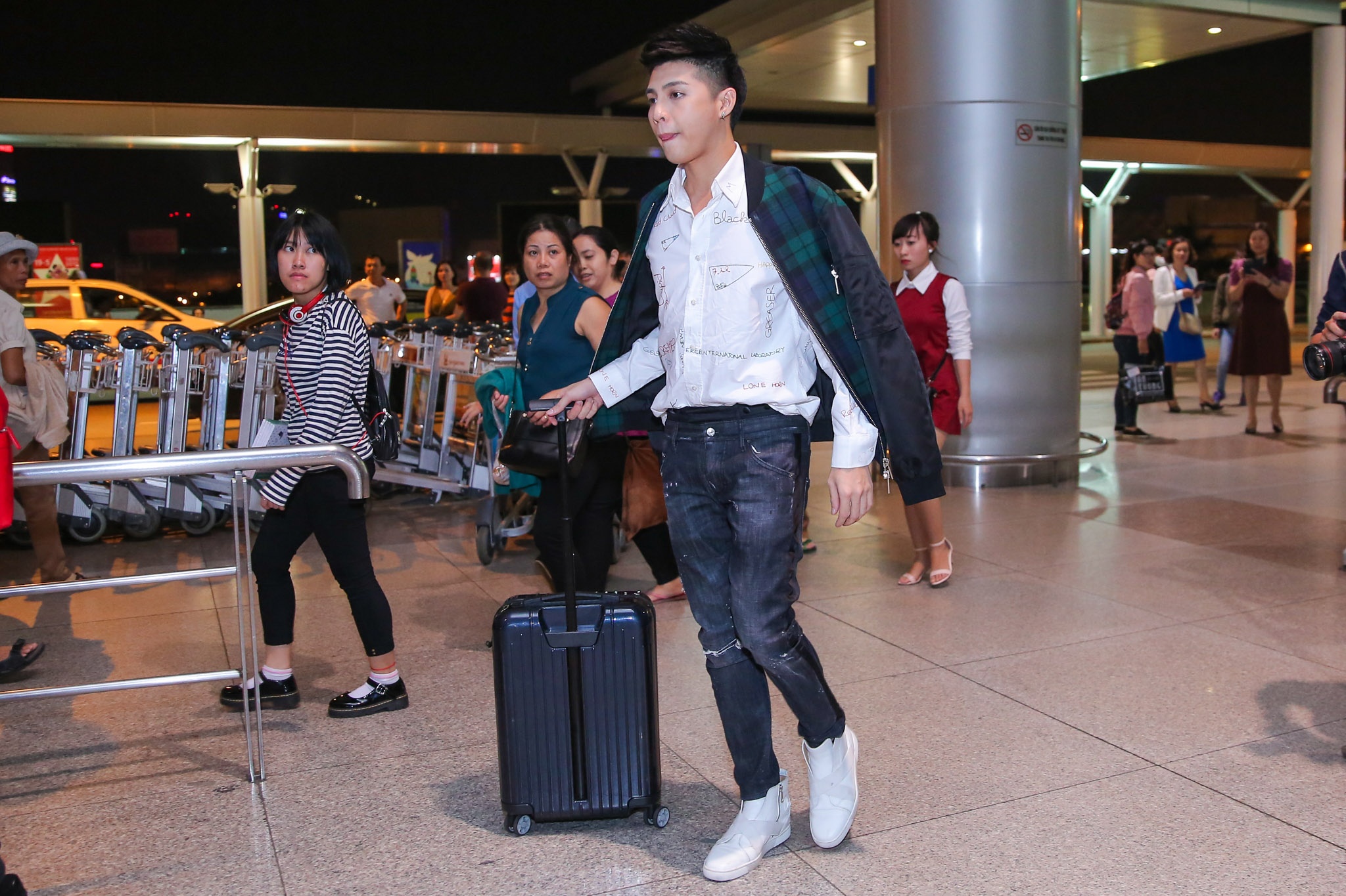 Noo Phuoc Thinh bi bao vay o san bay anh 2