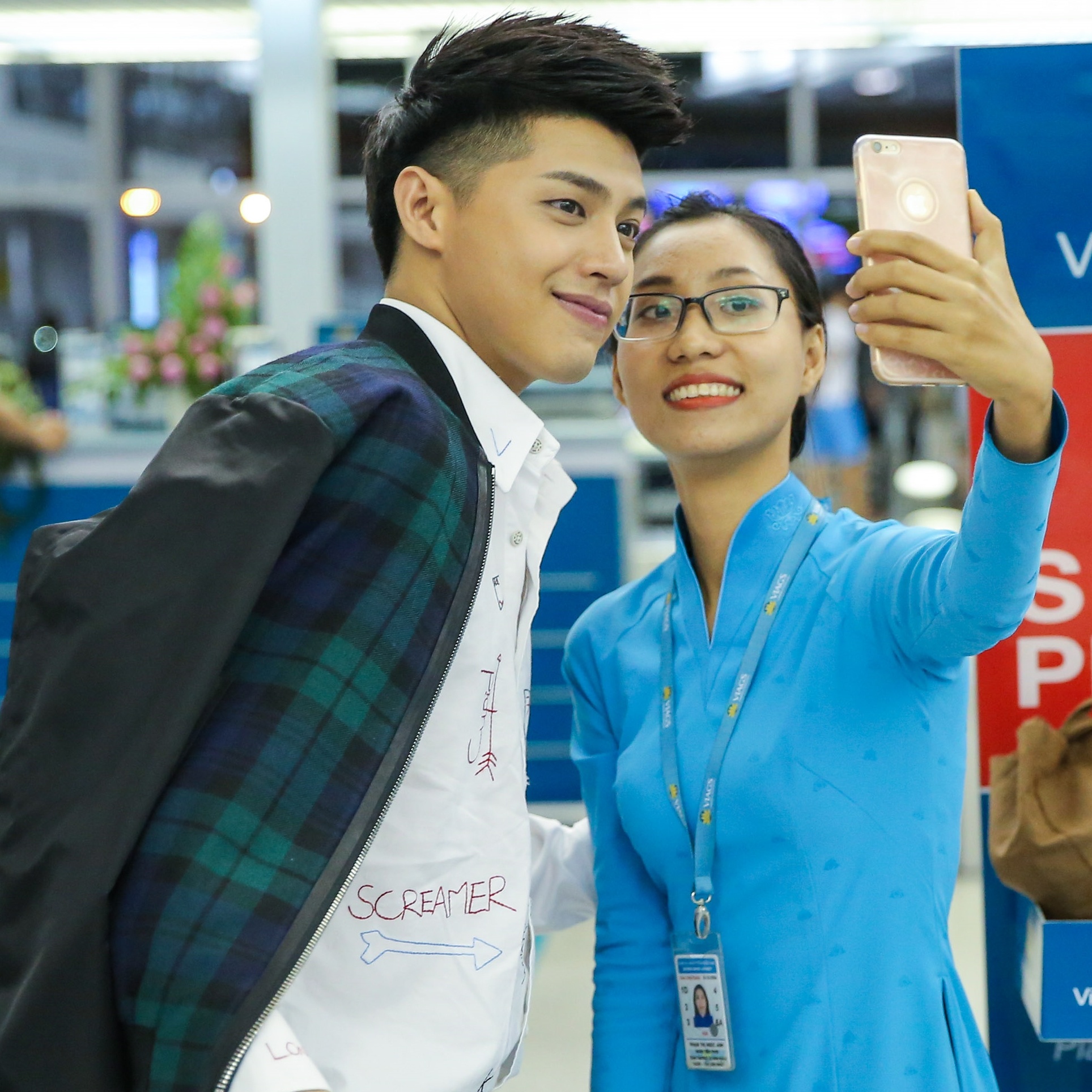 Noo Phuoc Thinh bi bao vay o san bay anh 5