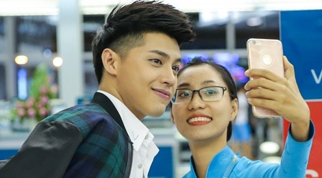 Noo Phuoc Thinh duoc nhan vien san bay vay quanh hinh anh