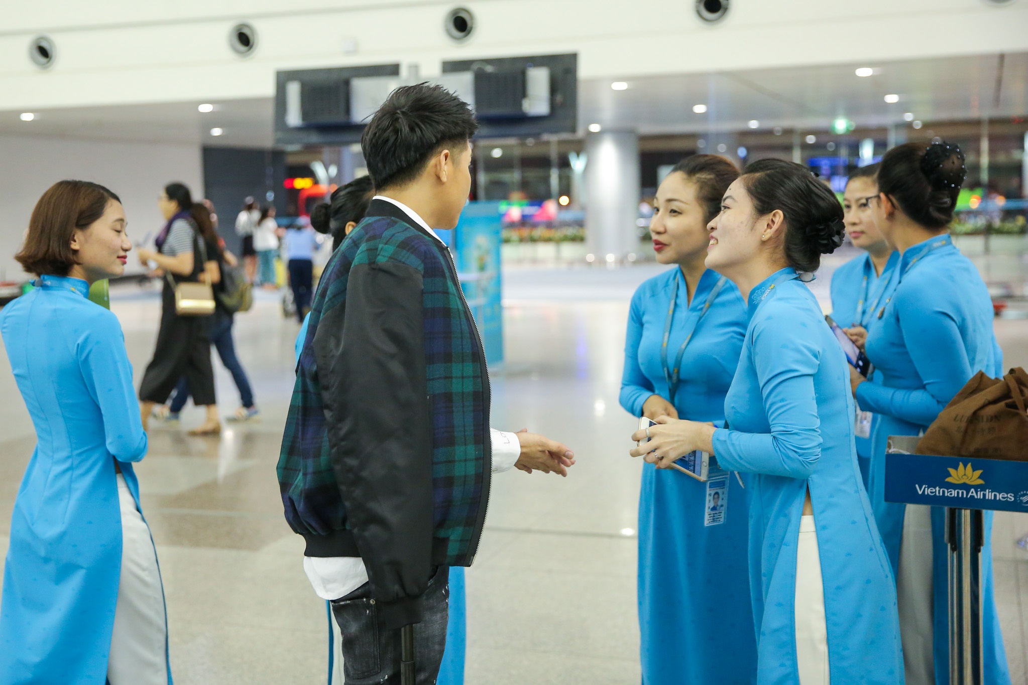 Noo Phuoc Thinh bi bao vay o san bay anh 6