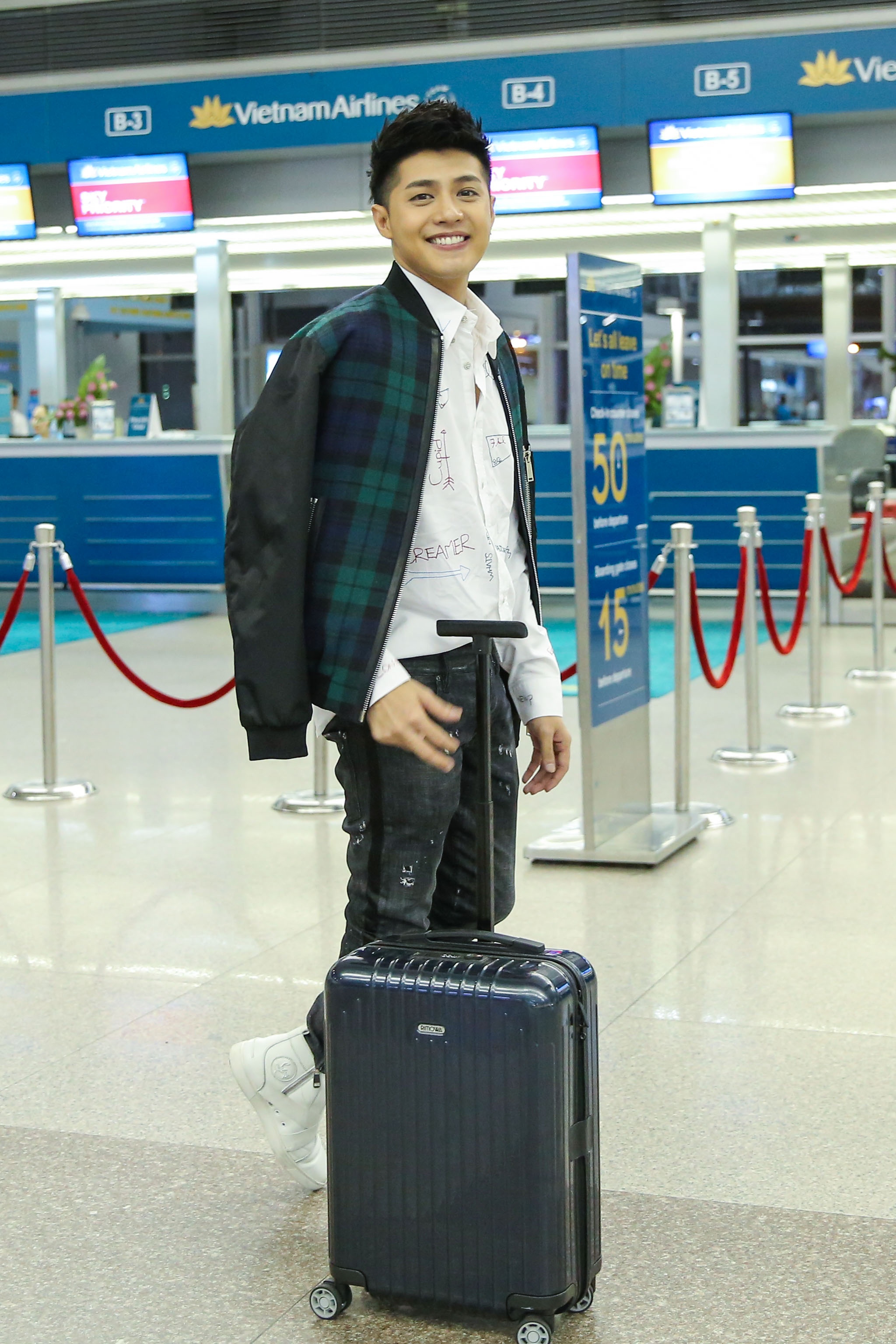 Noo Phuoc Thinh bi bao vay o san bay anh 7