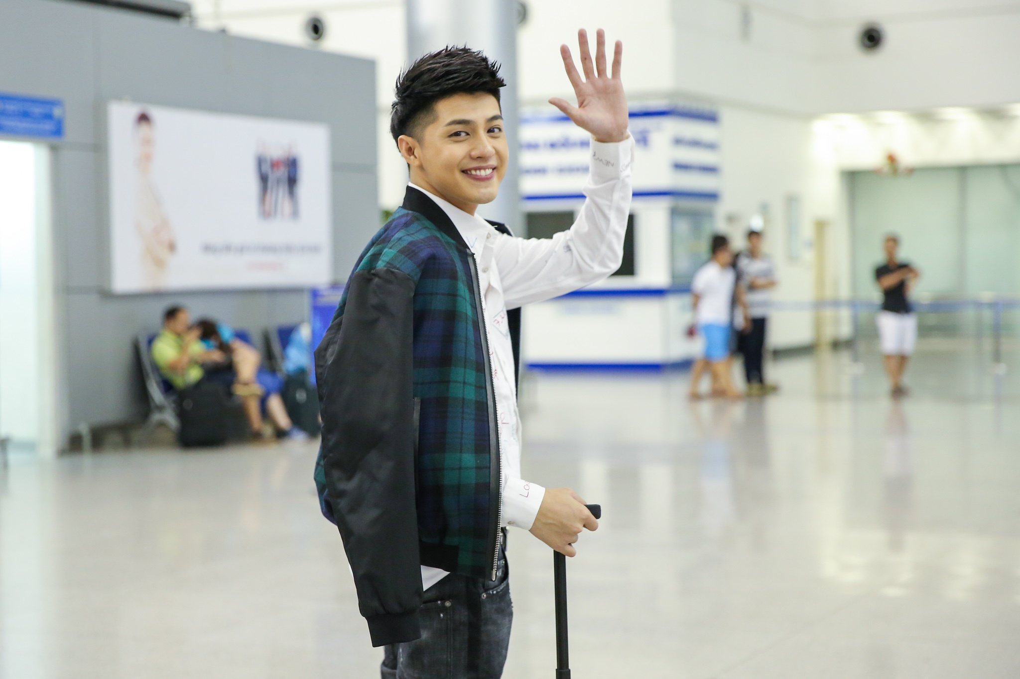 Noo Phuoc Thinh bi bao vay o san bay anh 8