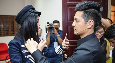 Dong Nhi tinh tu cung ban trai khi lam giam khao hinh anh
