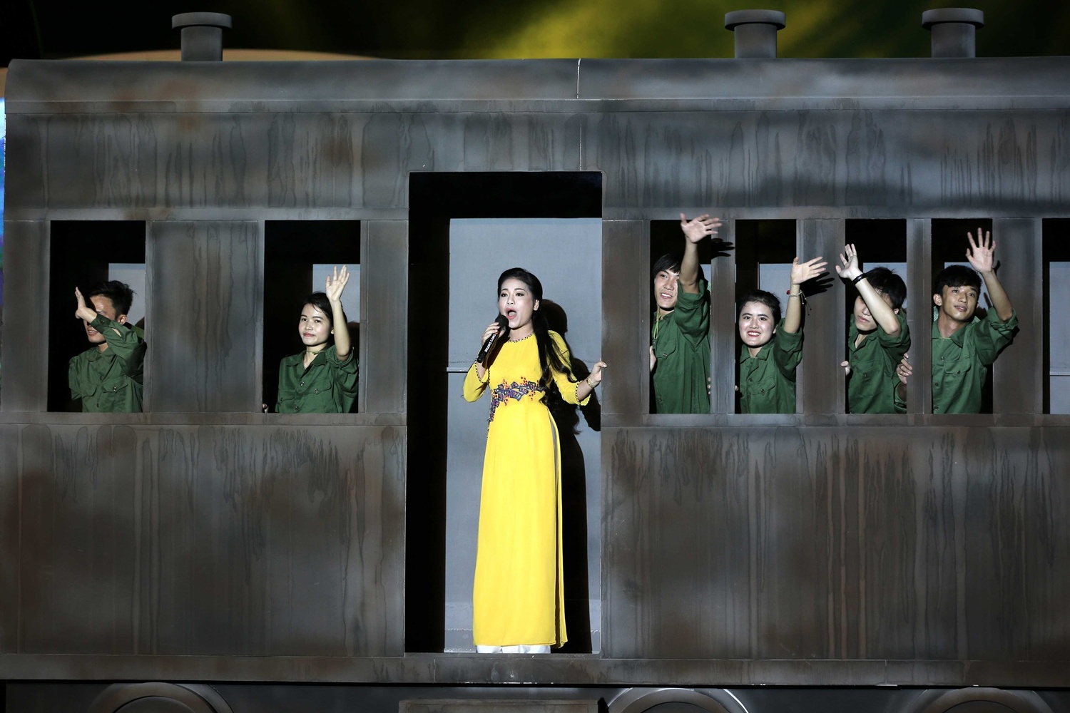 Phương Thanh đội khăn che đầu cạo trọc trên sân khấu ảnh 7 Phuong Thanh doi khan che dau cao troc tren san khau anh 7