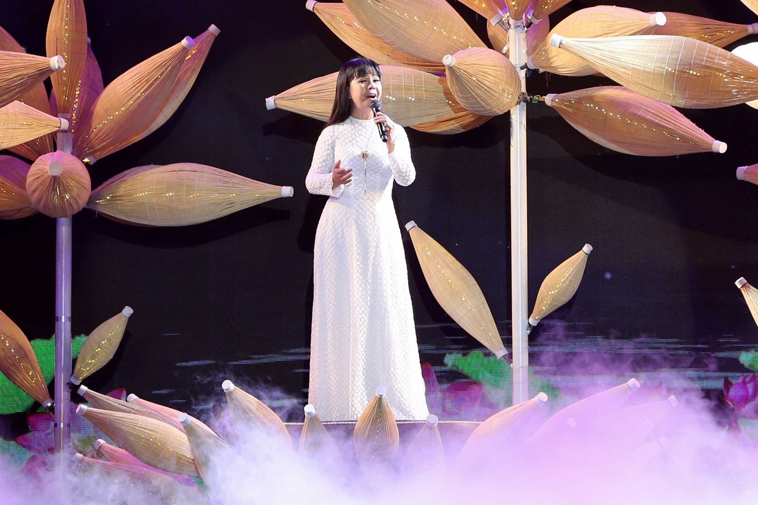 Phương Thanh đội khăn che đầu cạo trọc trên sân khấu ảnh 8 Phuong Thanh doi khan che dau cao troc tren san khau anh 8