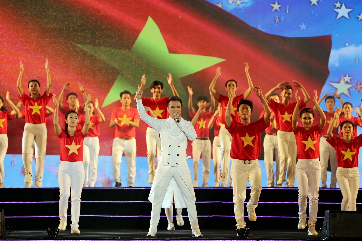 Phương Thanh đội khăn che đầu cạo trọc trên sân khấu ảnh 3 Phuong Thanh doi khan che dau cao troc tren san khau anh 3