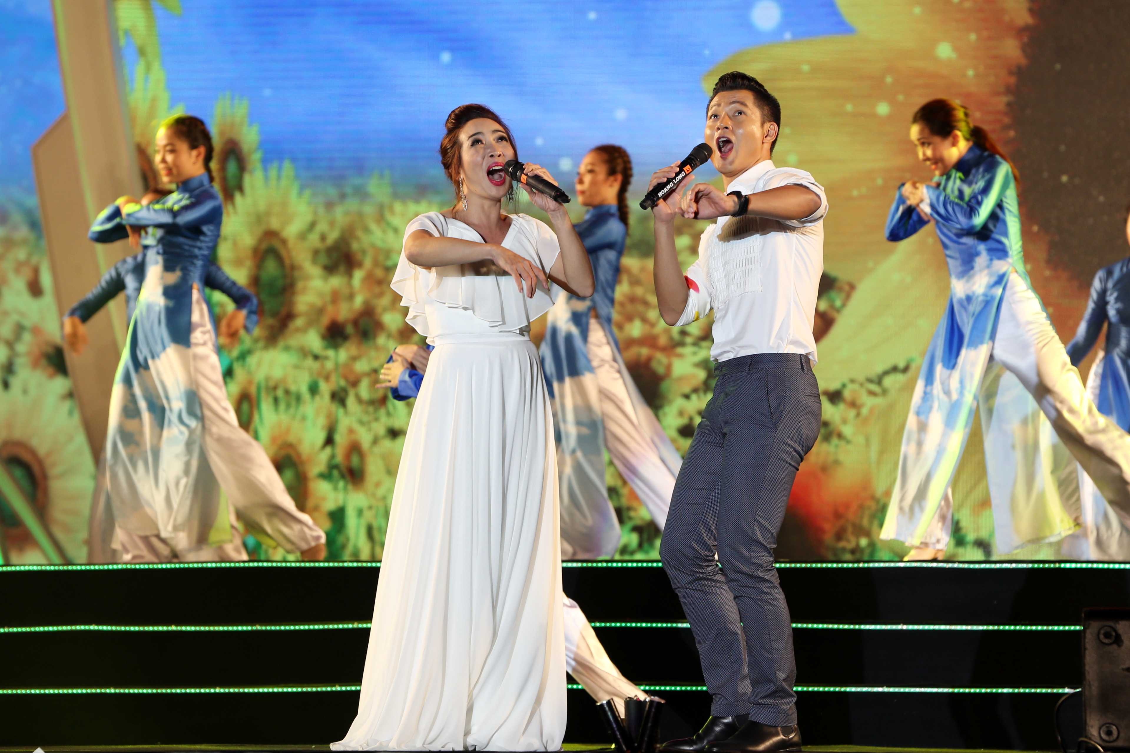 Phương Thanh đội khăn che đầu cạo trọc trên sân khấu ảnh 10 Phuong Thanh doi khan che dau cao troc tren san khau anh 10