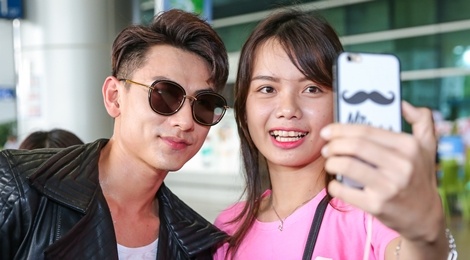 Isaac duoc chao don tai san bay sau khi nhan giai o Han Quoc hinh anh