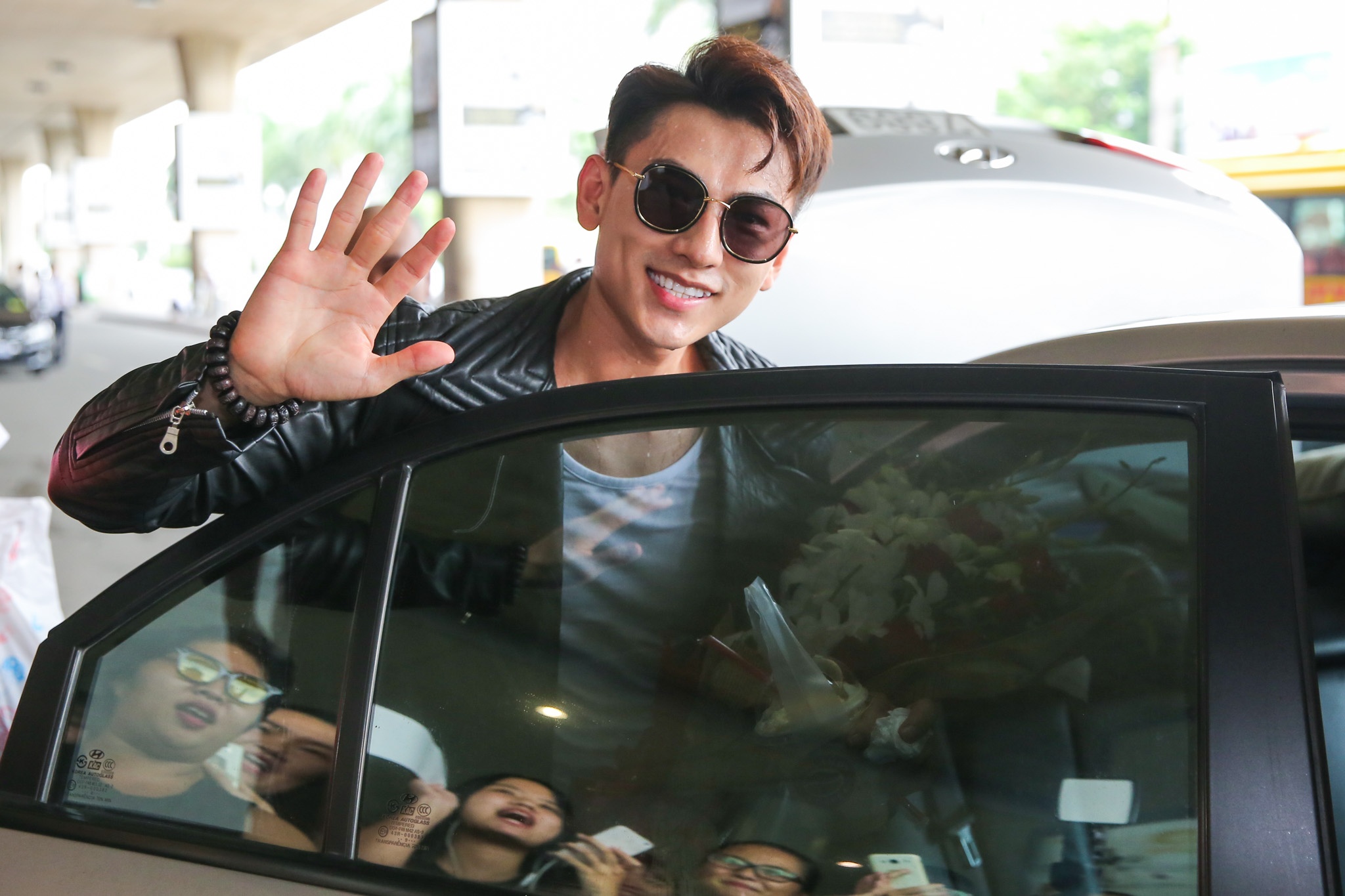 Isaac noi bat o san bay sau khi thang giai LHP Busan anh 10