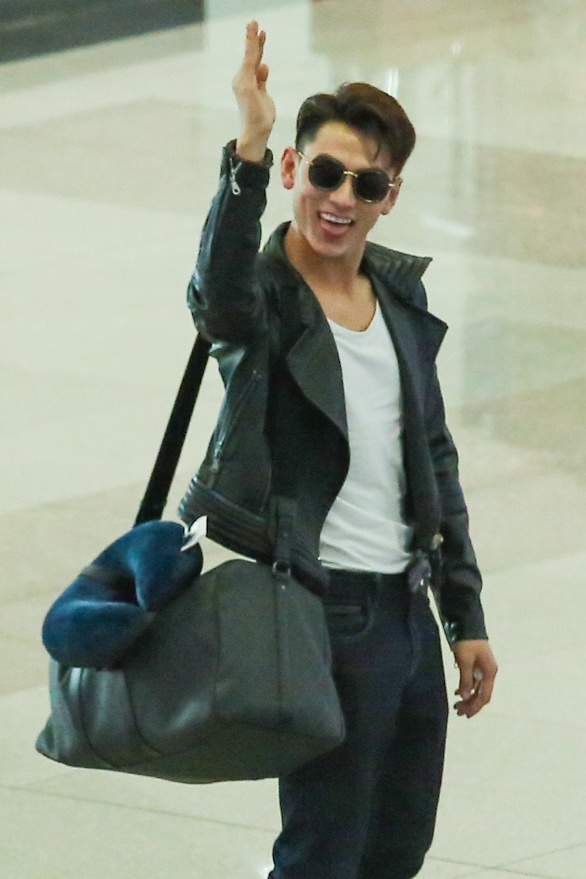 Isaac noi bat o san bay sau khi thang giai LHP Busan anh 2