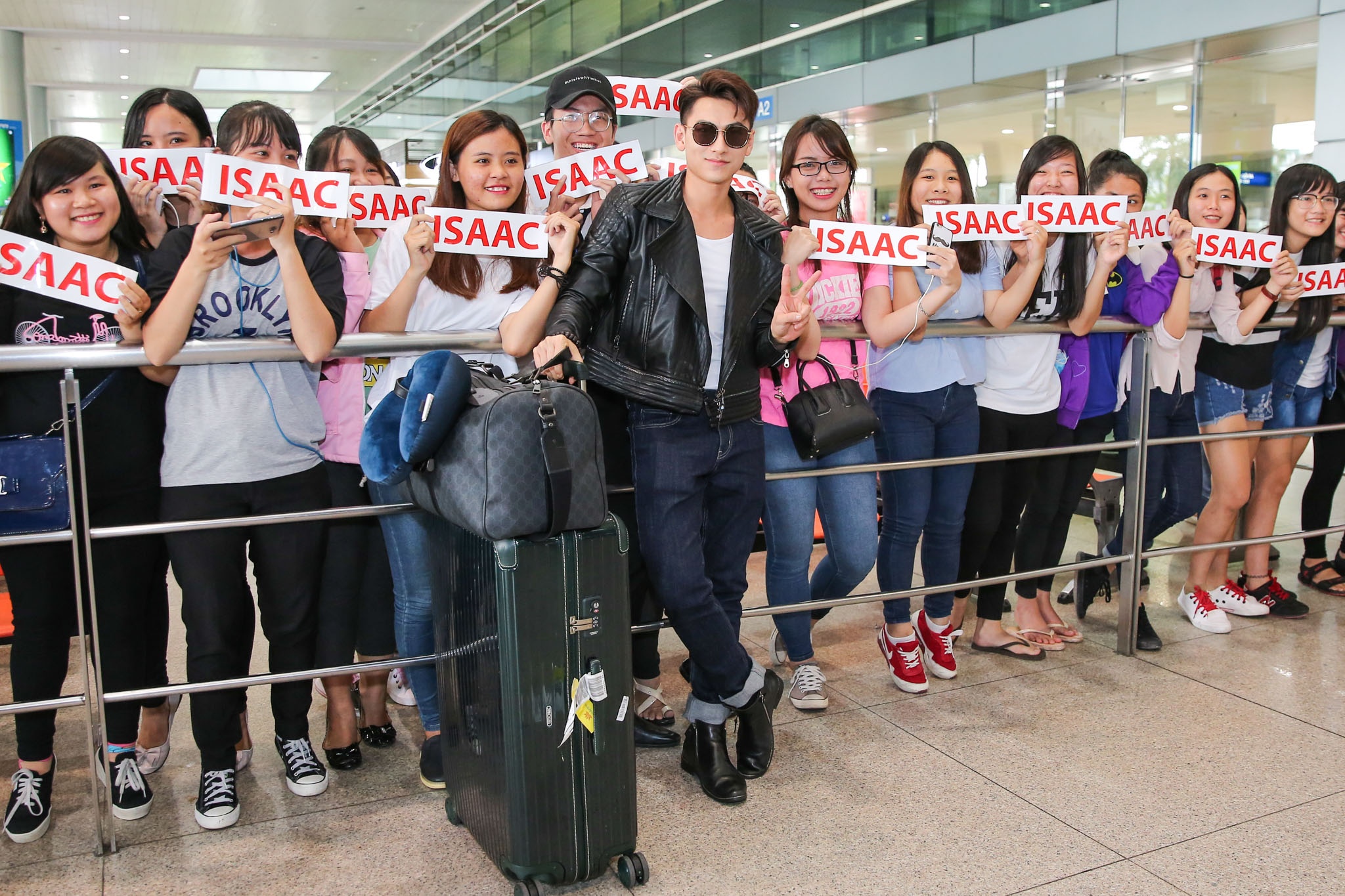 Isaac noi bat o san bay sau khi thang giai LHP Busan anh 4