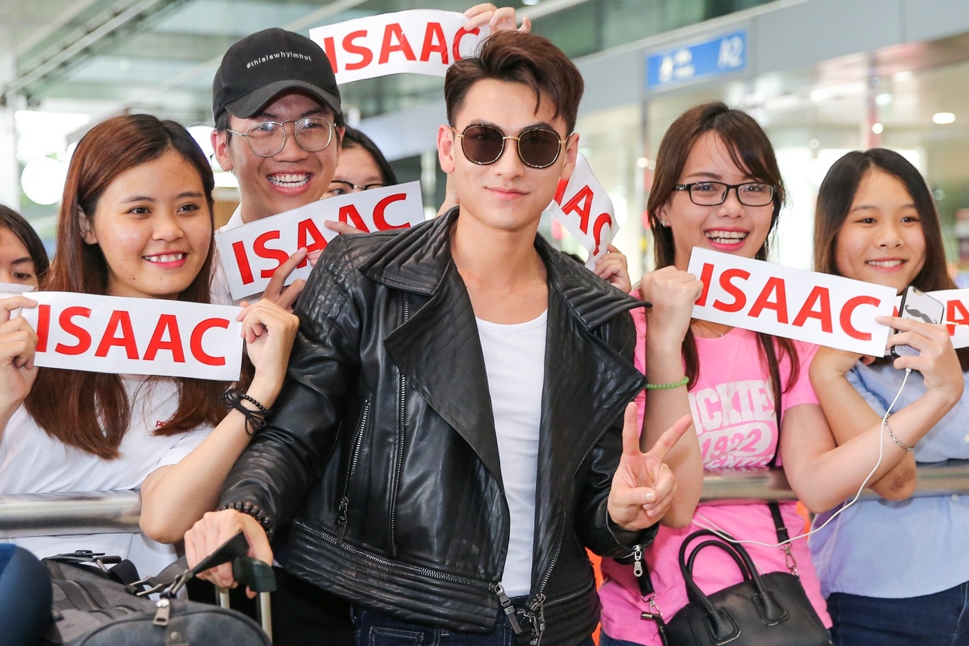 Isaac noi bat o san bay sau khi thang giai LHP Busan anh 5