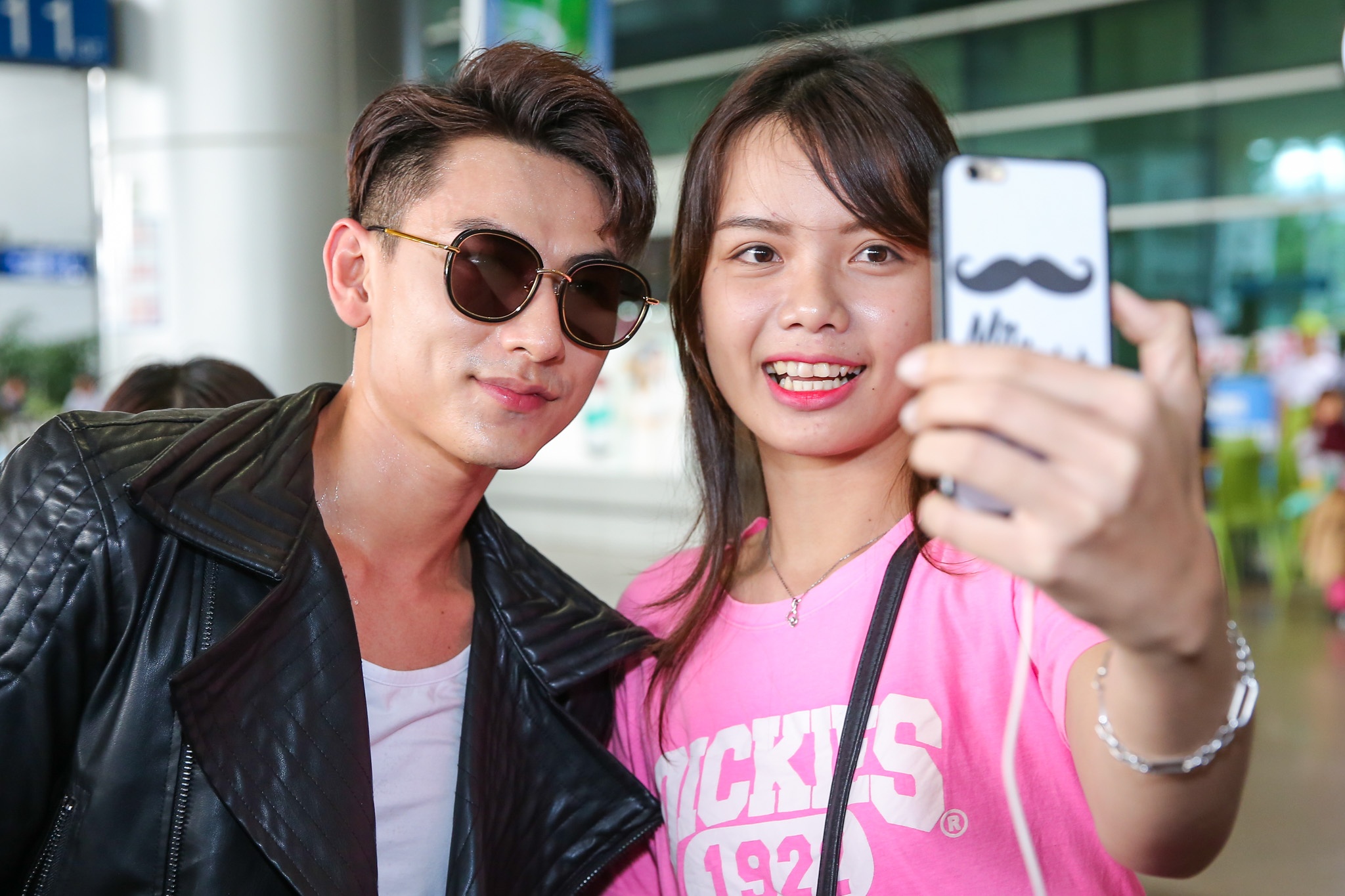 Isaac noi bat o san bay sau khi thang giai LHP Busan anh 7