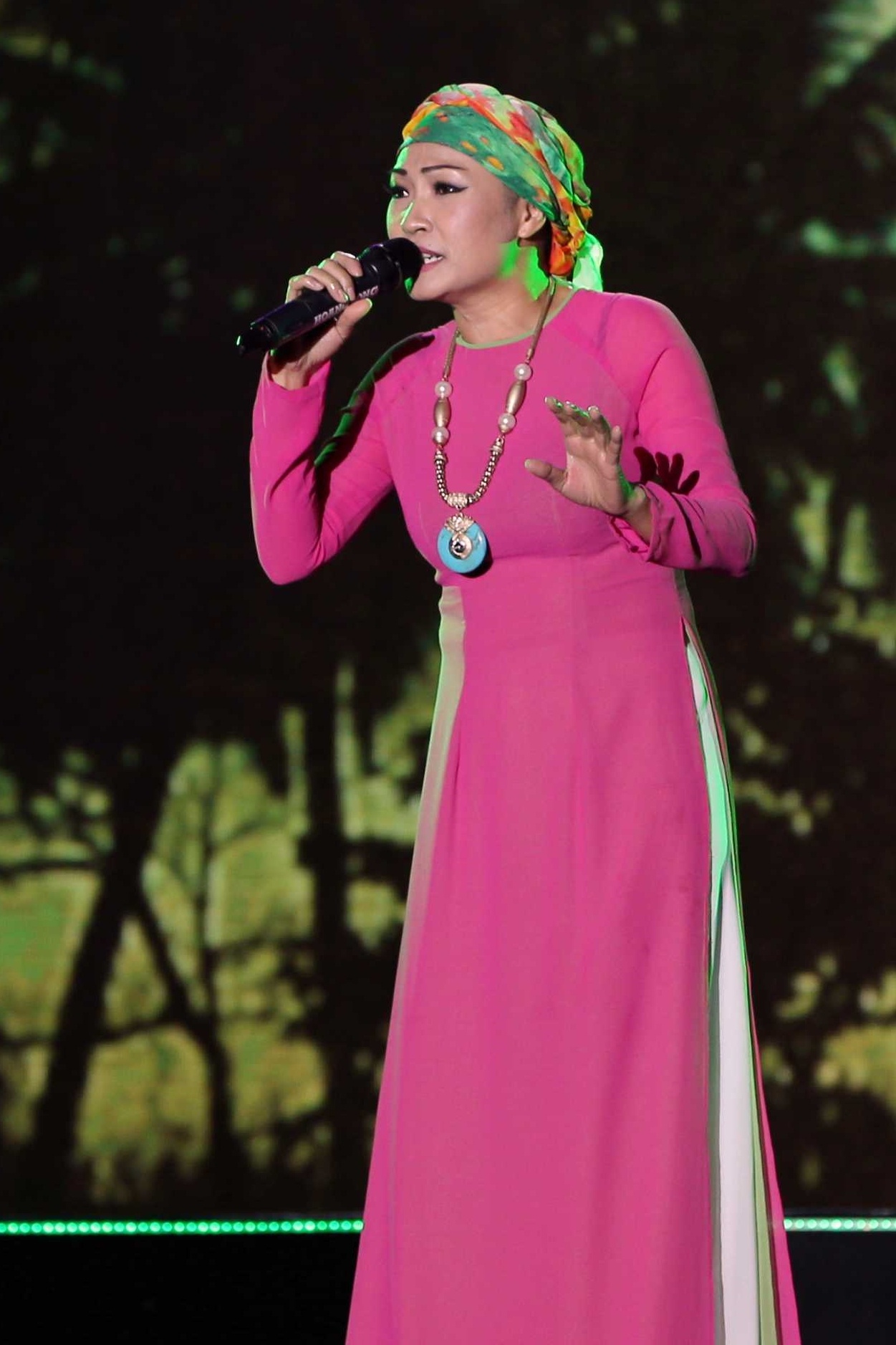 Phương Thanh đội khăn che đầu cạo trọc trên sân khấu ảnh 2 Phuong Thanh doi khan che dau cao troc tren san khau anh 2