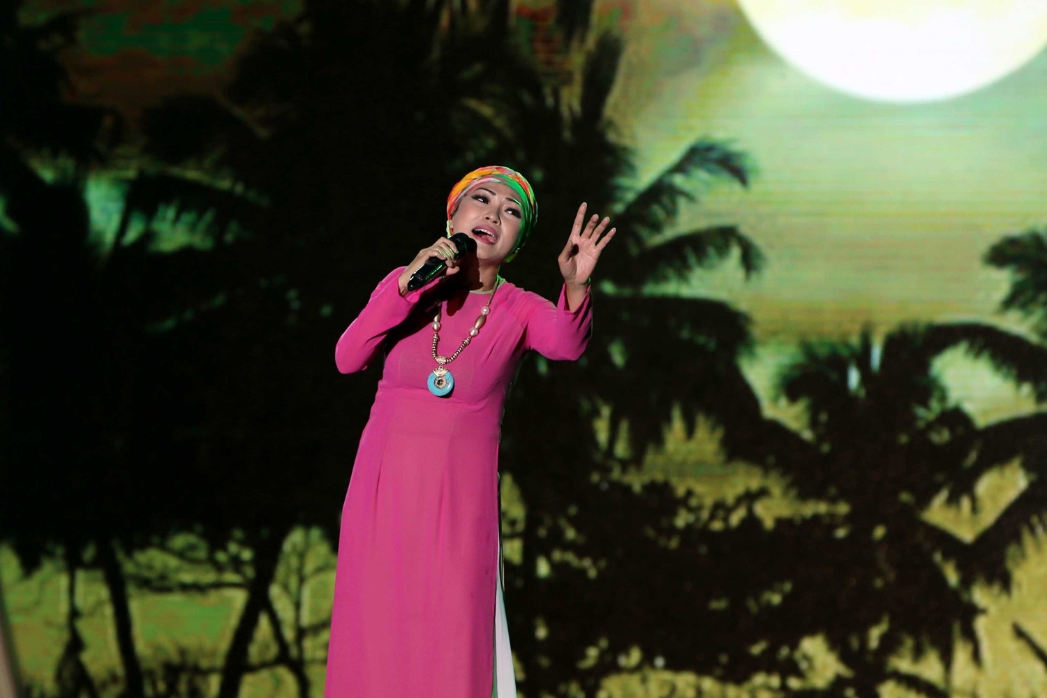 Phương Thanh đội khăn che đầu cạo trọc trên sân khấu ảnh 1 Phuong Thanh doi khan che dau cao troc tren san khau anh 1