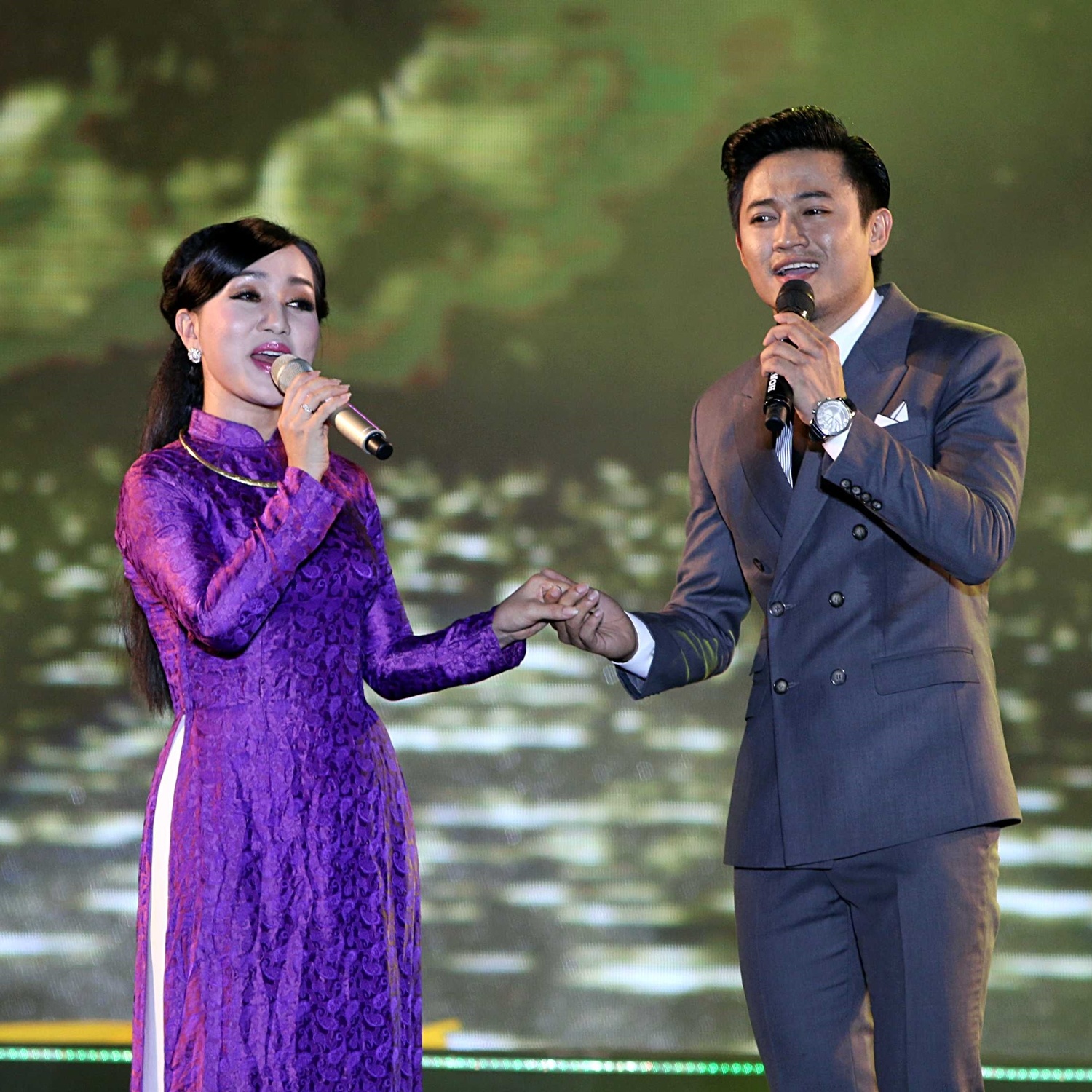 Phương Thanh đội khăn che đầu cạo trọc trên sân khấu ảnh 11 Phuong Thanh doi khan che dau cao troc tren san khau anh 11