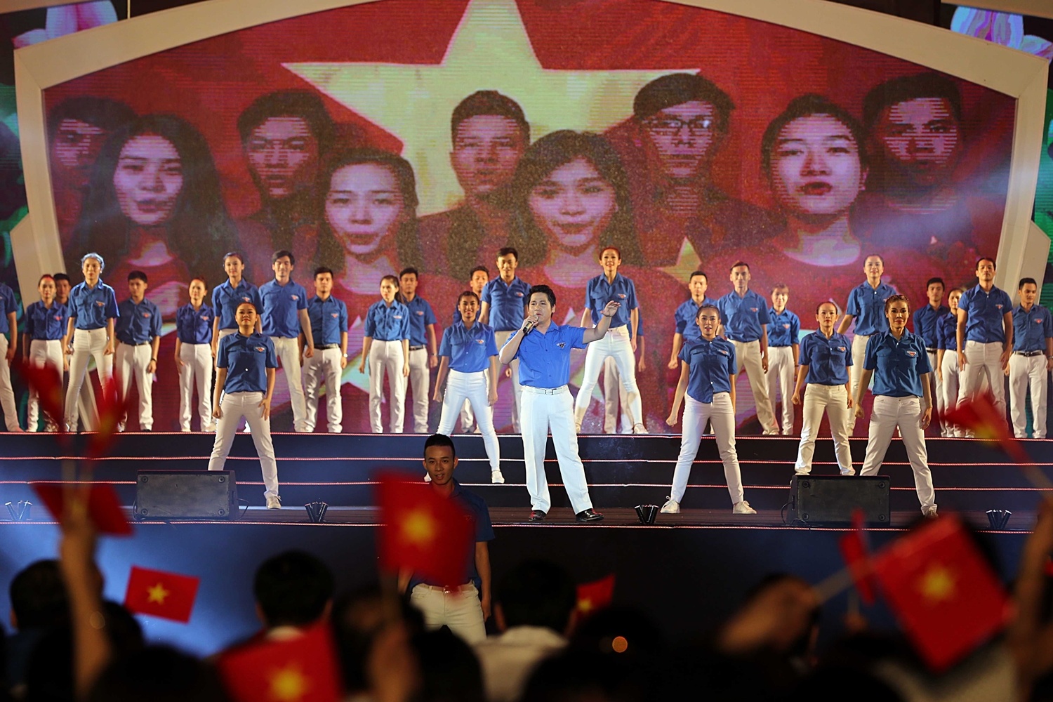 Phương Thanh đội khăn che đầu cạo trọc trên sân khấu ảnh 12 Phuong Thanh doi khan che dau cao troc tren san khau anh 12