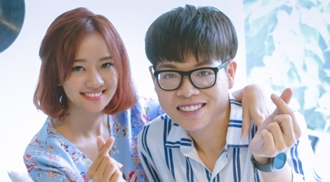 Hoc tro My Tam so hai khi dong canh tinh cam cung hot girl hinh anh