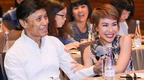 Uyen Linh nan ni duoc hat cung danh ca Tuan Ngoc hinh anh