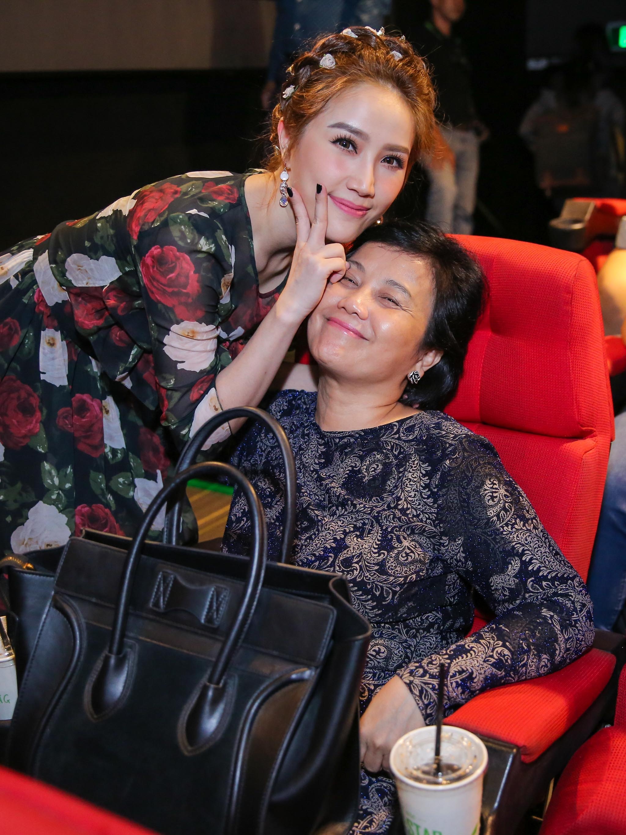 Ba me chuc mung Bao Thy ra MV moi anh 3