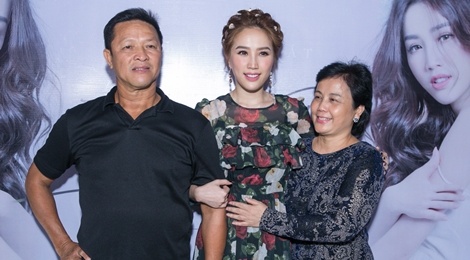 Bao Thy hanh phuc om chat bo me trong ngay ra MV moi hinh anh