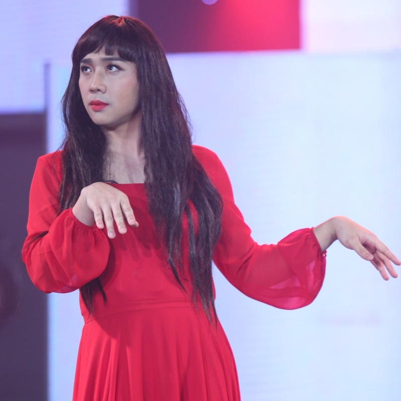 Tran Thanh gia gai lay nuoc mat khan gia anh 1