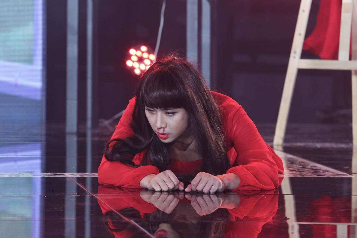 Tran Thanh gia gai lay nuoc mat khan gia anh 3