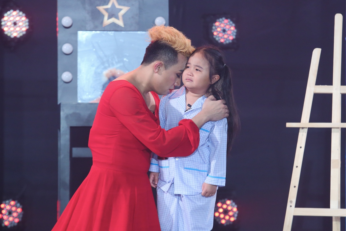 Tran Thanh gia gai lay nuoc mat khan gia anh 5