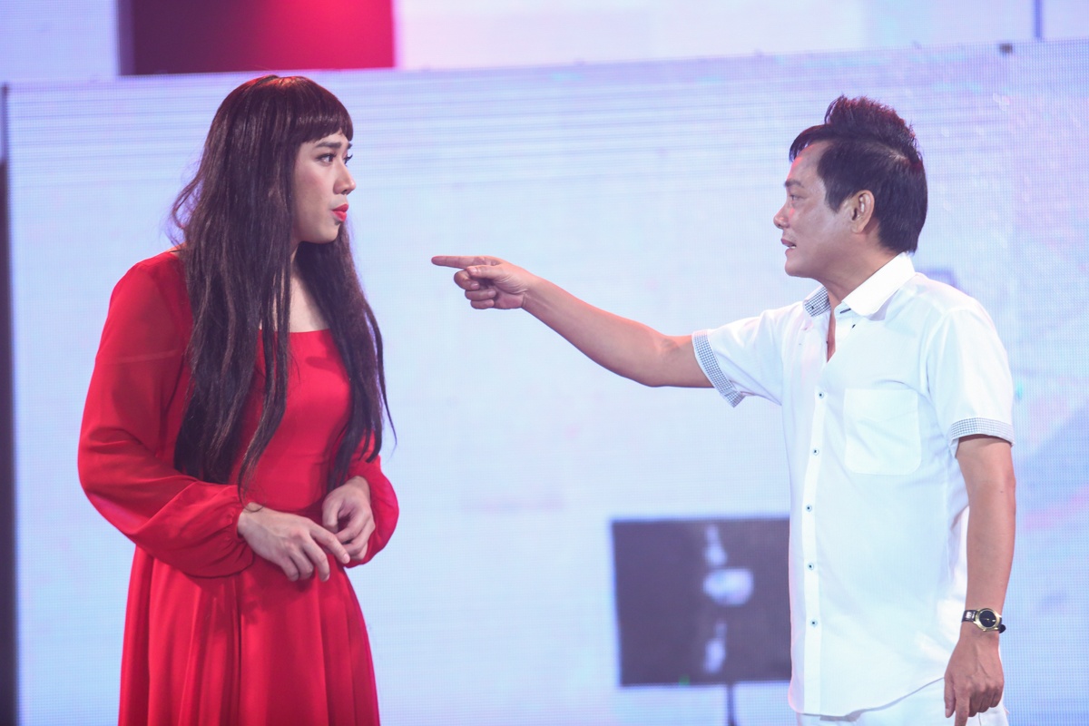 Tran Thanh gia gai lay nuoc mat khan gia anh 2